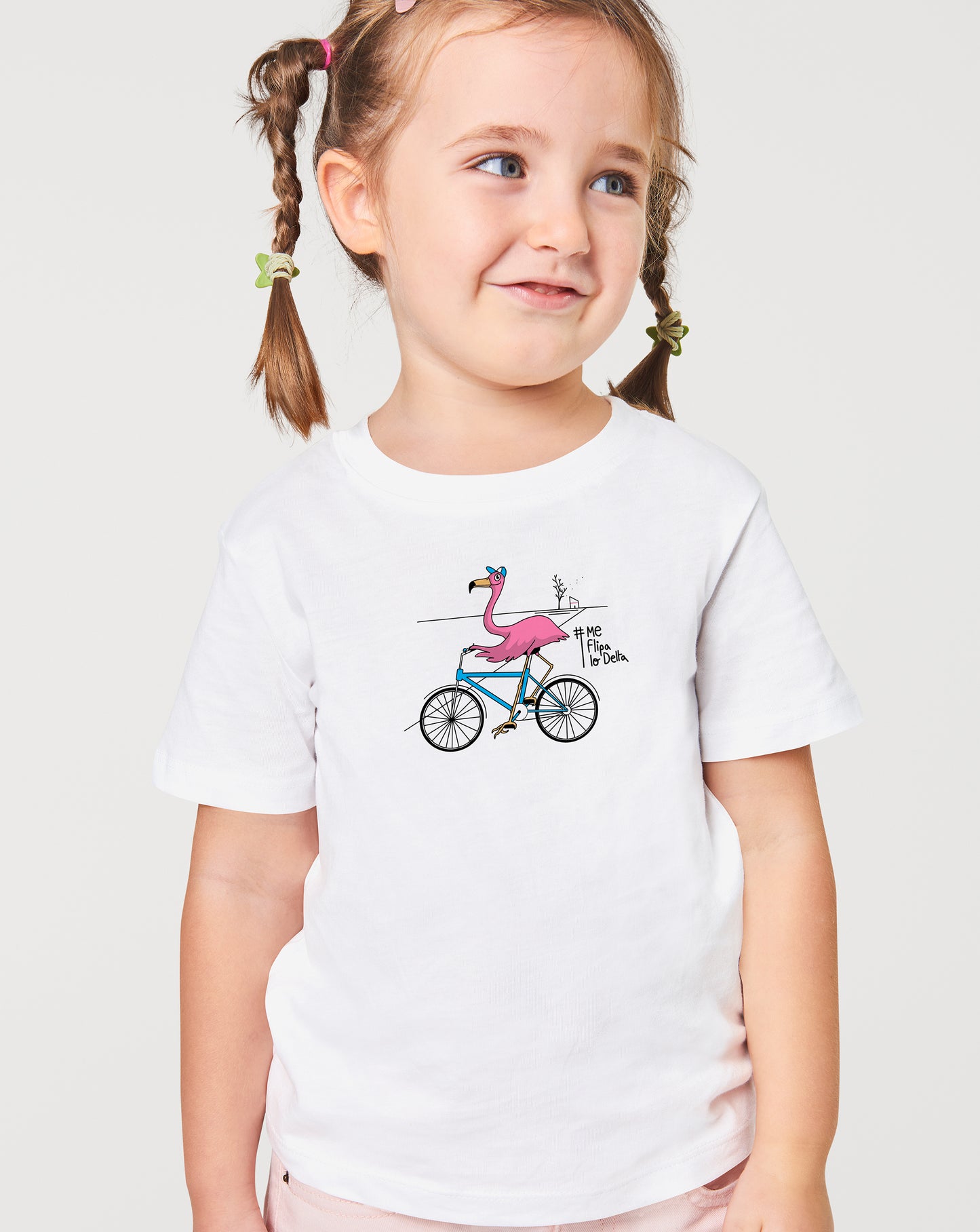 Camiseta manga corta infantil de niño y niña en blanco y estampado flamenco en bicicleta