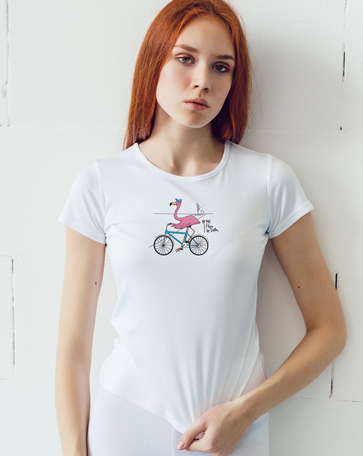 Camiseta manga corta entallada para mujer en blanco cuello redondo y estampado flamenco en bicicleta