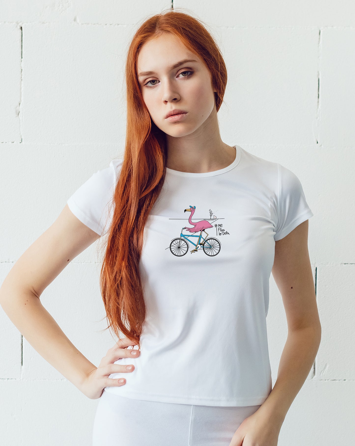 Camiseta manga corta entallada para mujer en blanco cuello redondo y estampado flamenco en bicicleta