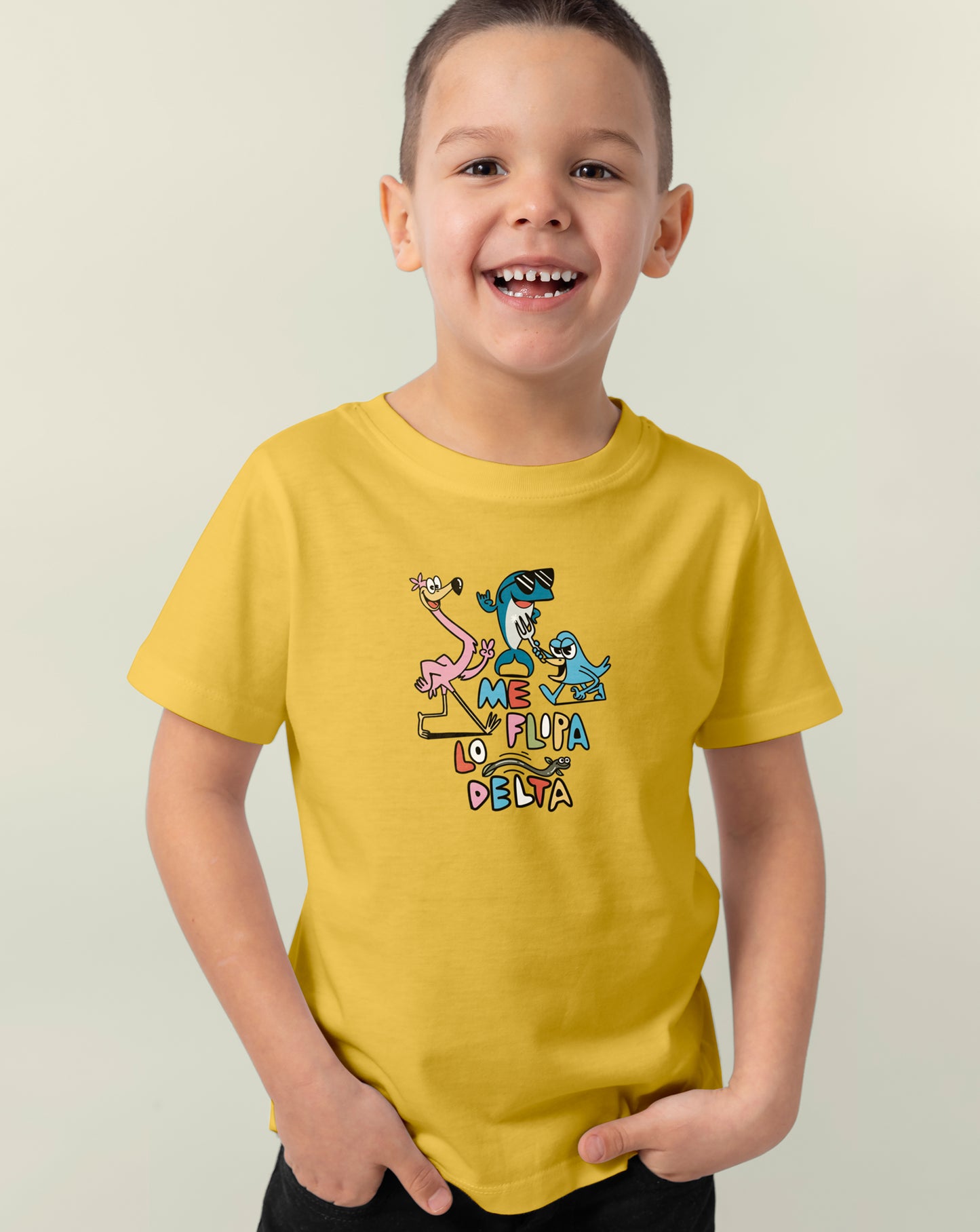 Unisex short-sleeved children's t-shirt for boys and girls in mustard and mosquito print taking selfie