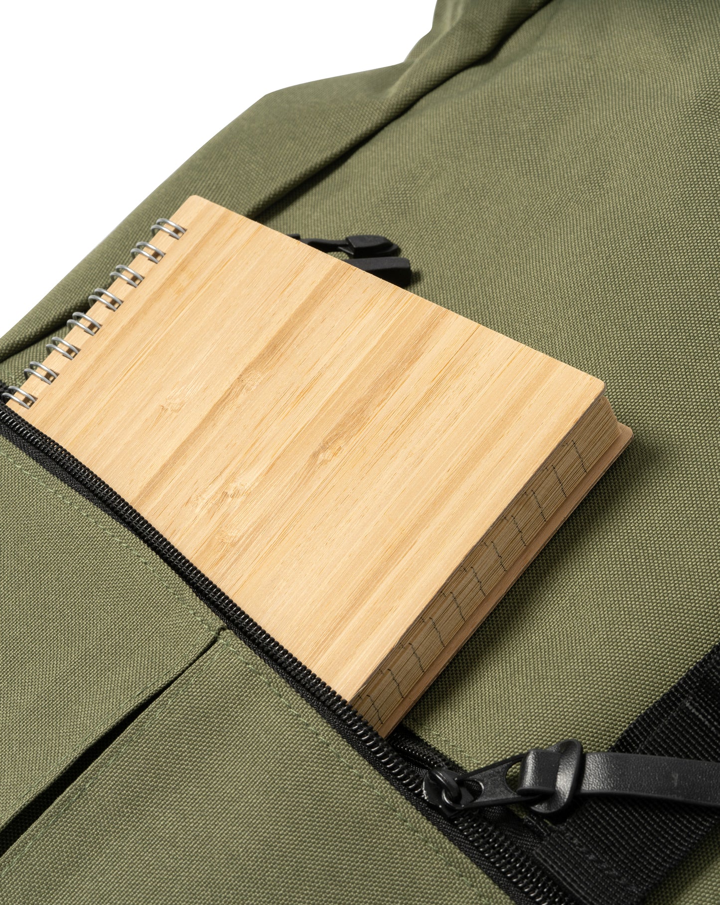 Mochila en color verde explorador con cierre enrollable y bolsillos múltiples