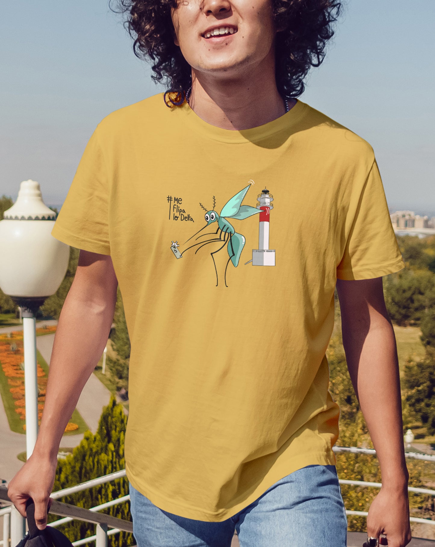 Camiseta manga corta unisex en mostaza y estampado mosquito haciendo selfie