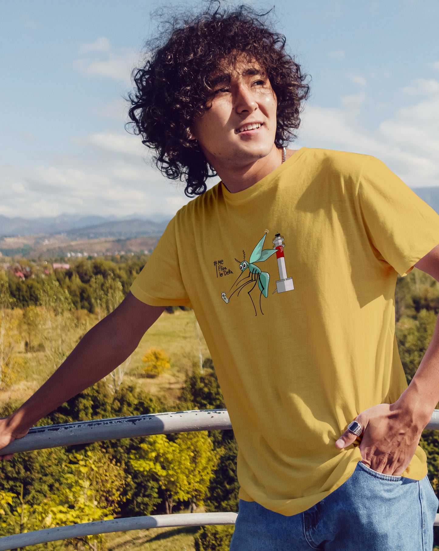Camiseta manga corta unisex en mostaza y estampado mosquito haciendo selfie