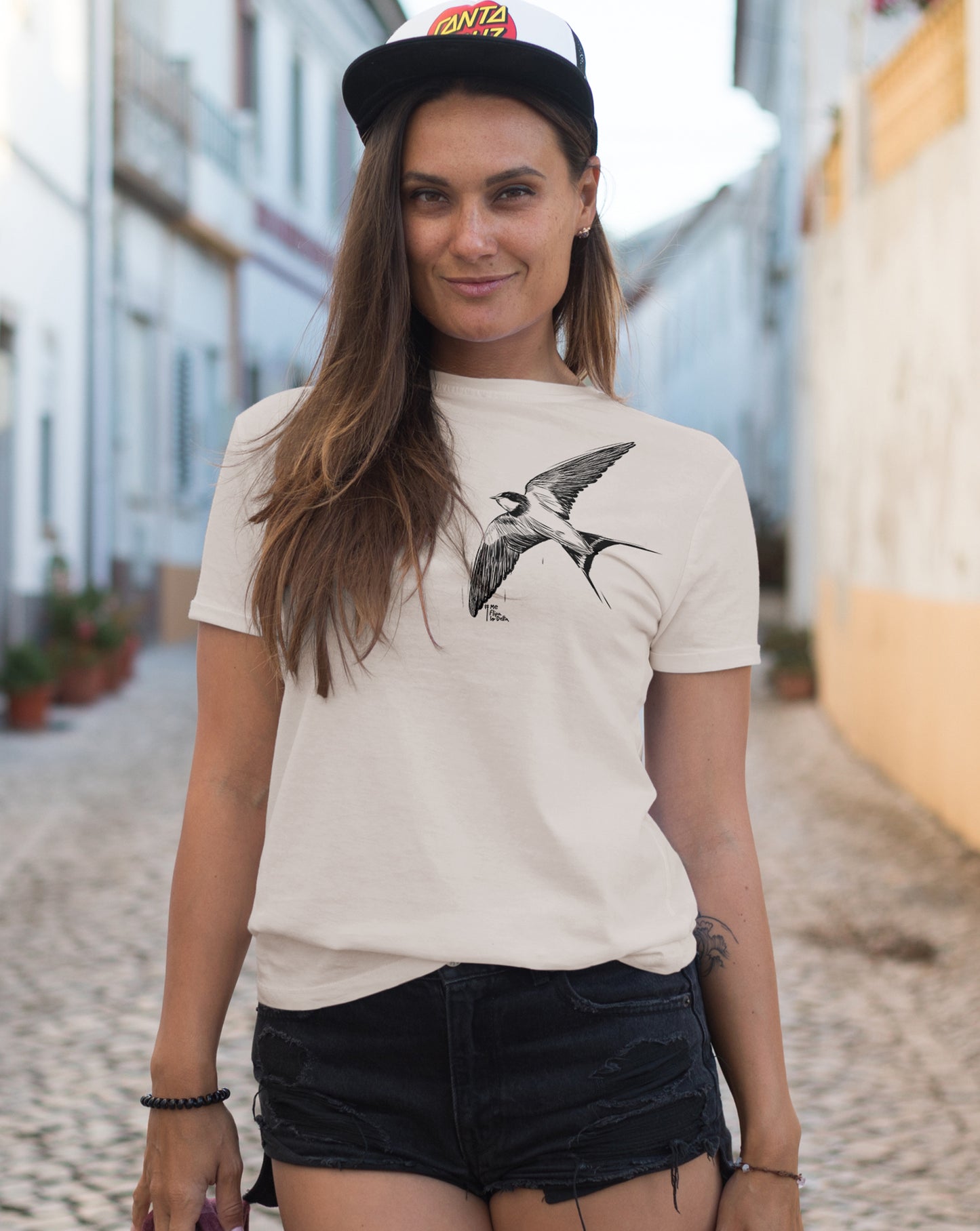 Camiseta manga corta entallada para mujer en blanco vintage cuello redondo y estampado golondrina