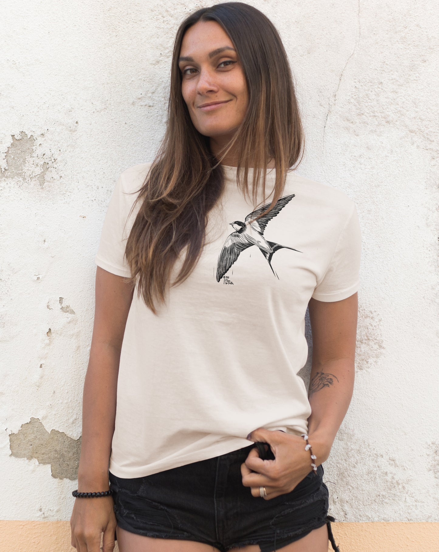 Camiseta manga corta entallada para mujer en blanco vintage cuello redondo y estampado golondrina