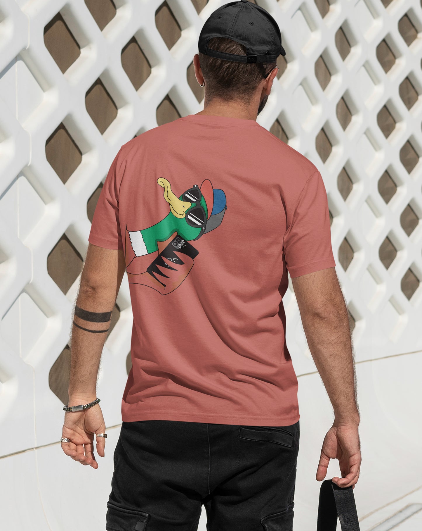 Camiseta manga corta unisex en color rojo teja y estampado de pato iphone