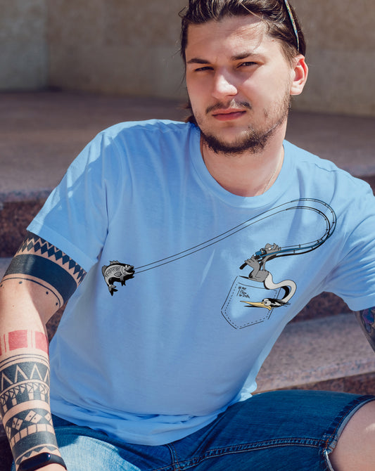 Camiseta manga corta unisex en azul celeste y bernat tirando la caña