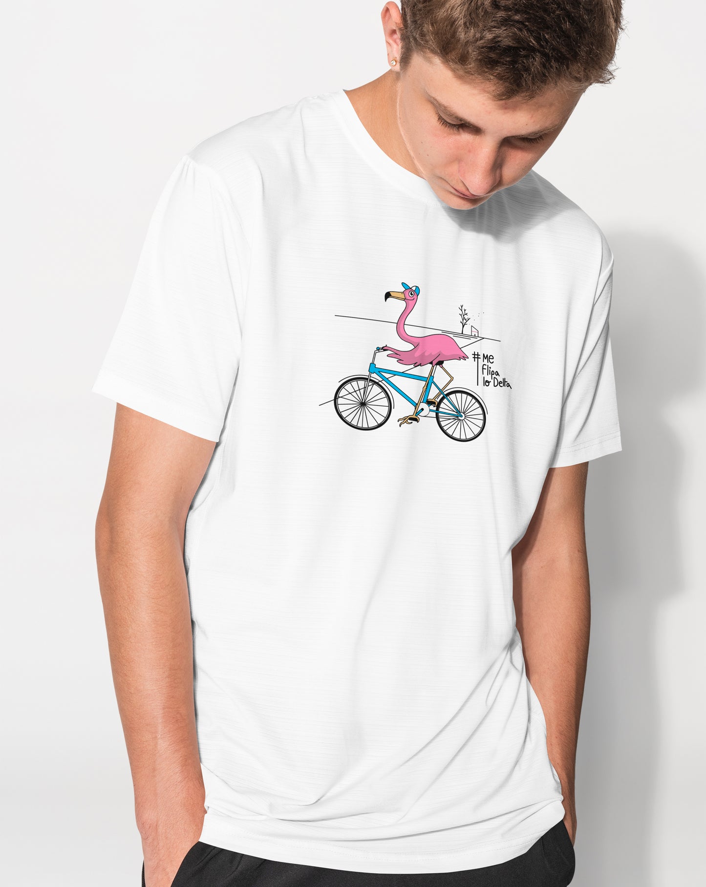 Camiseta manga corta unisex en blanco y estampado flamenco en bicicleta