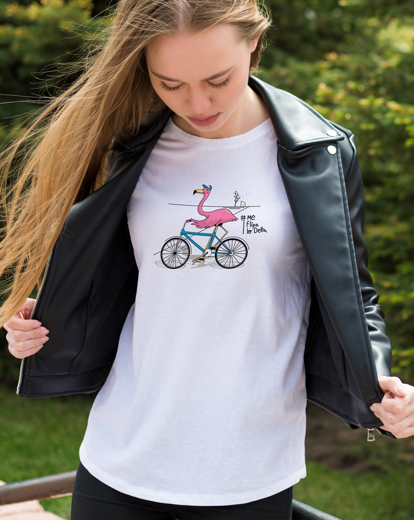 Camiseta manga corta unisex en blanco y estampado flamenco en bicicleta