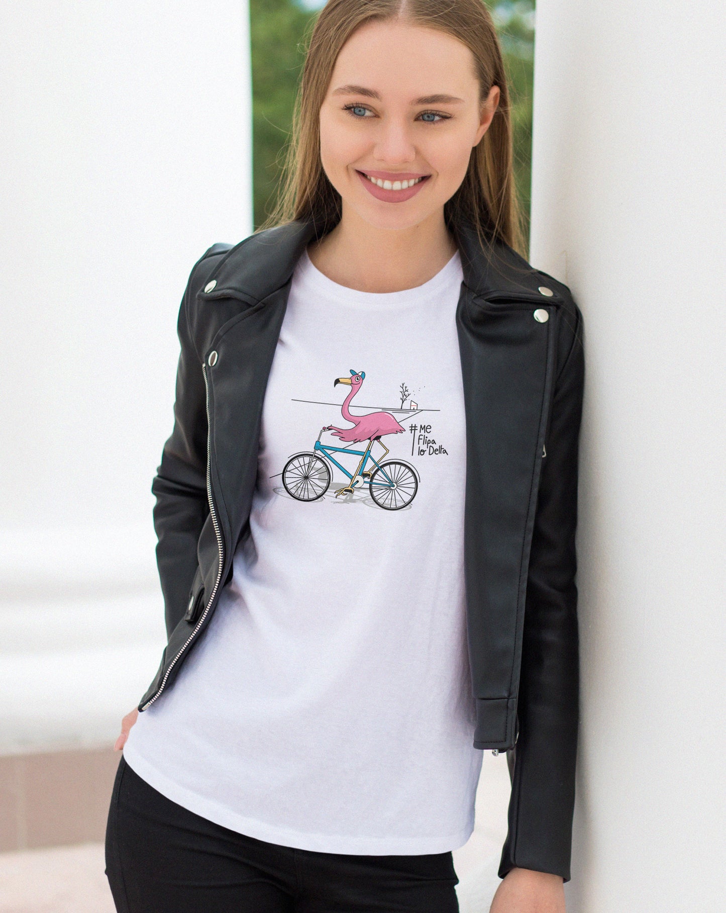 Camiseta manga corta unisex en blanco y estampado flamenco en bicicleta