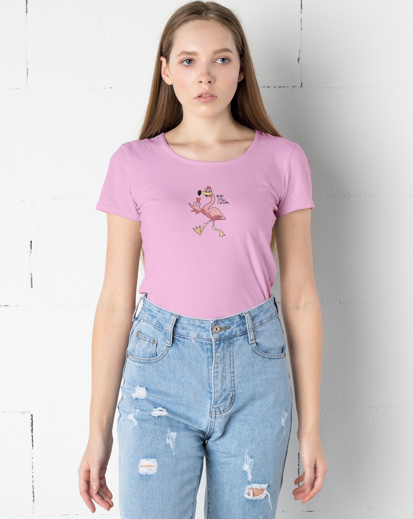 Camiseta mujer manga corta entallada y cuello ancho en rosa y estampado flamenco con corazón