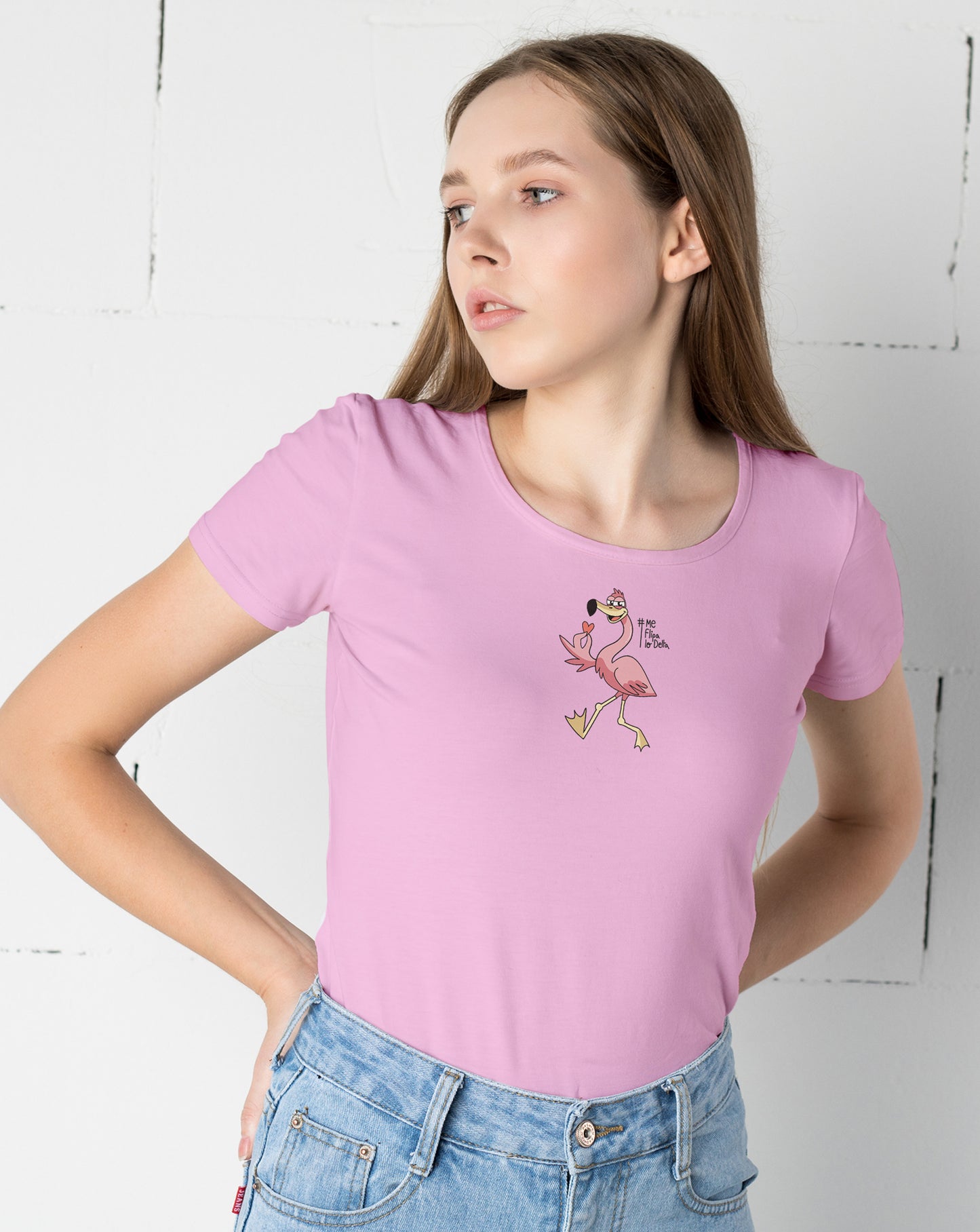 Camiseta mujer manga corta entallada y cuello ancho en rosa y estampado flamenco con corazón