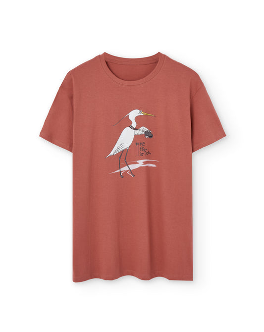 Camiseta manga corta unisex en color rojo teja y estampado de ave haciendo fotos
