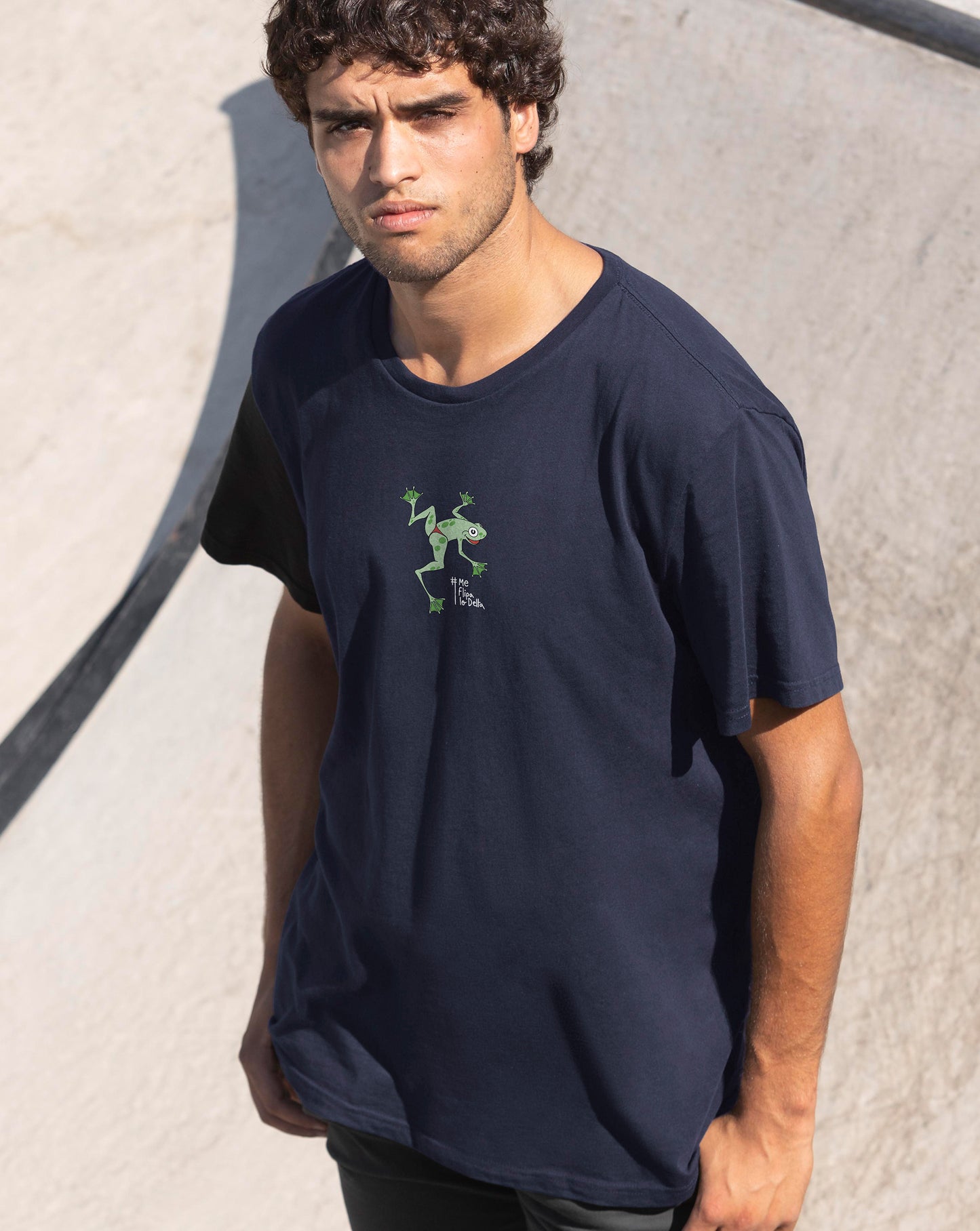 Camiseta de manga corta unisex en azul marino y estampado rana tanga