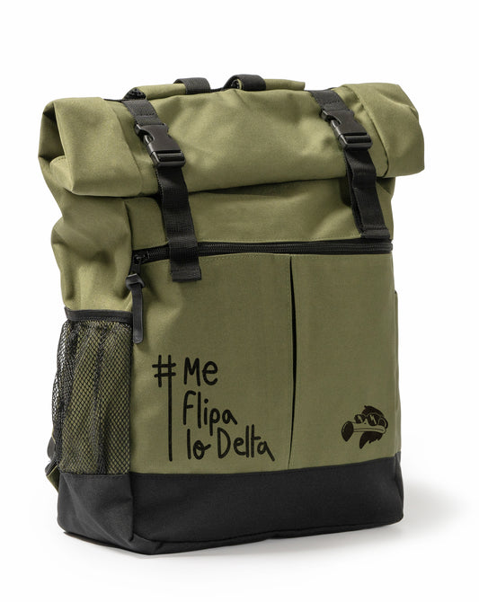 Mochila en color verde explorador con cierre enrollable y bolsillos múltiples