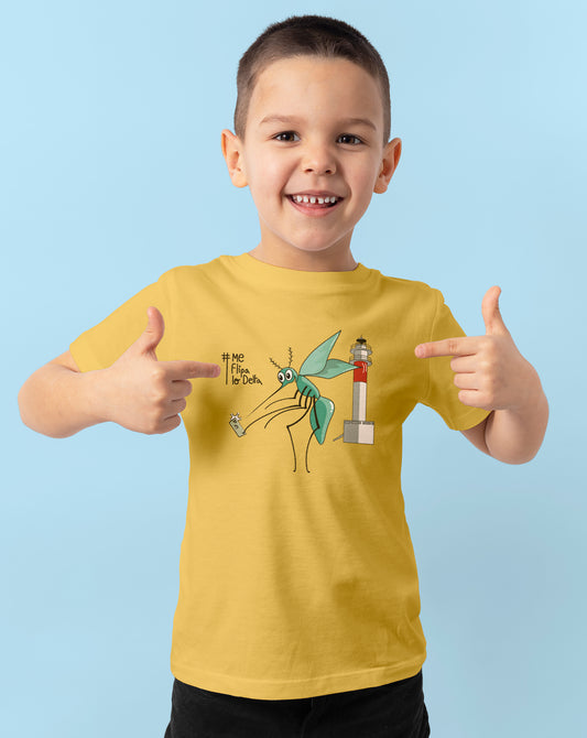 Camiseta manga corta infantil de niño y niña corta en mostaza y estampado mosquito haciendo selfie