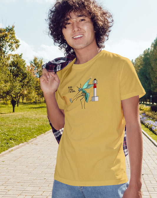 Camiseta manga corta unisex en mostaza y estampado mosquito haciendo selfie