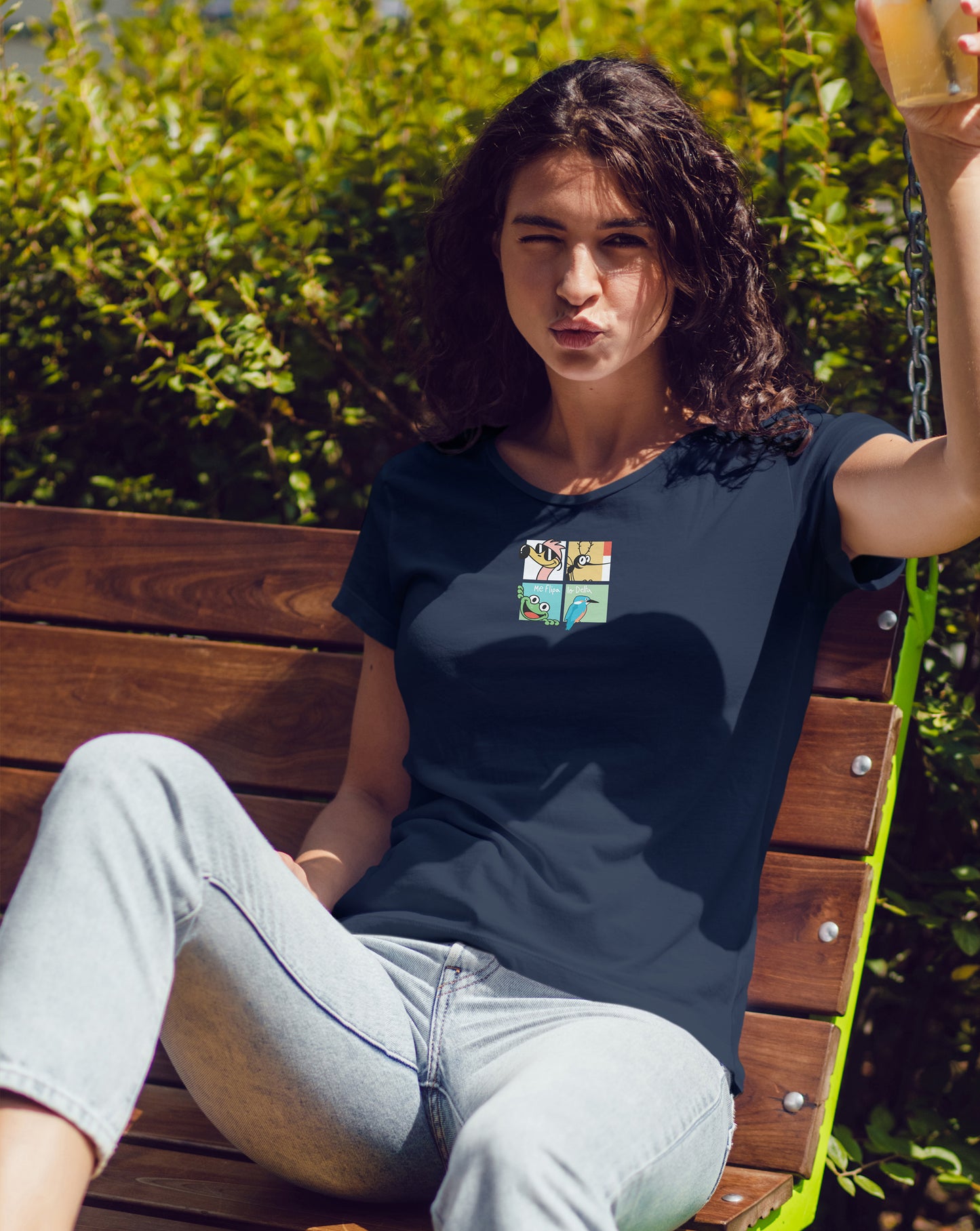 Camiseta manga corta entallada para mujer en azul marino cuello redondo y estampado pop art