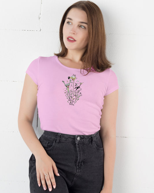 Camiseta mujer manga corta entallada y cuello ancho en color rosa y estampado salto de mata